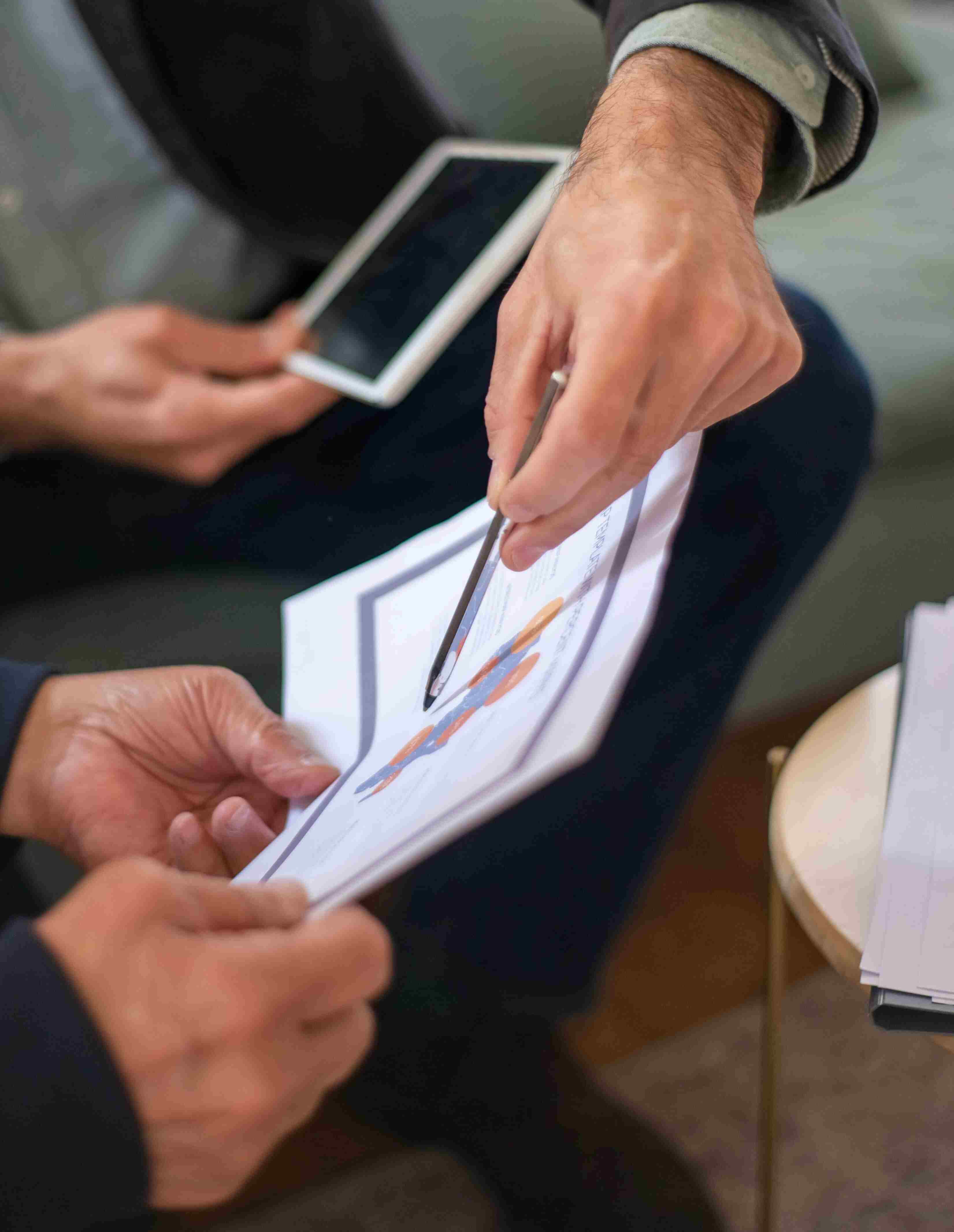 Corretores analisando as melhores cotações para enviar ao segurados